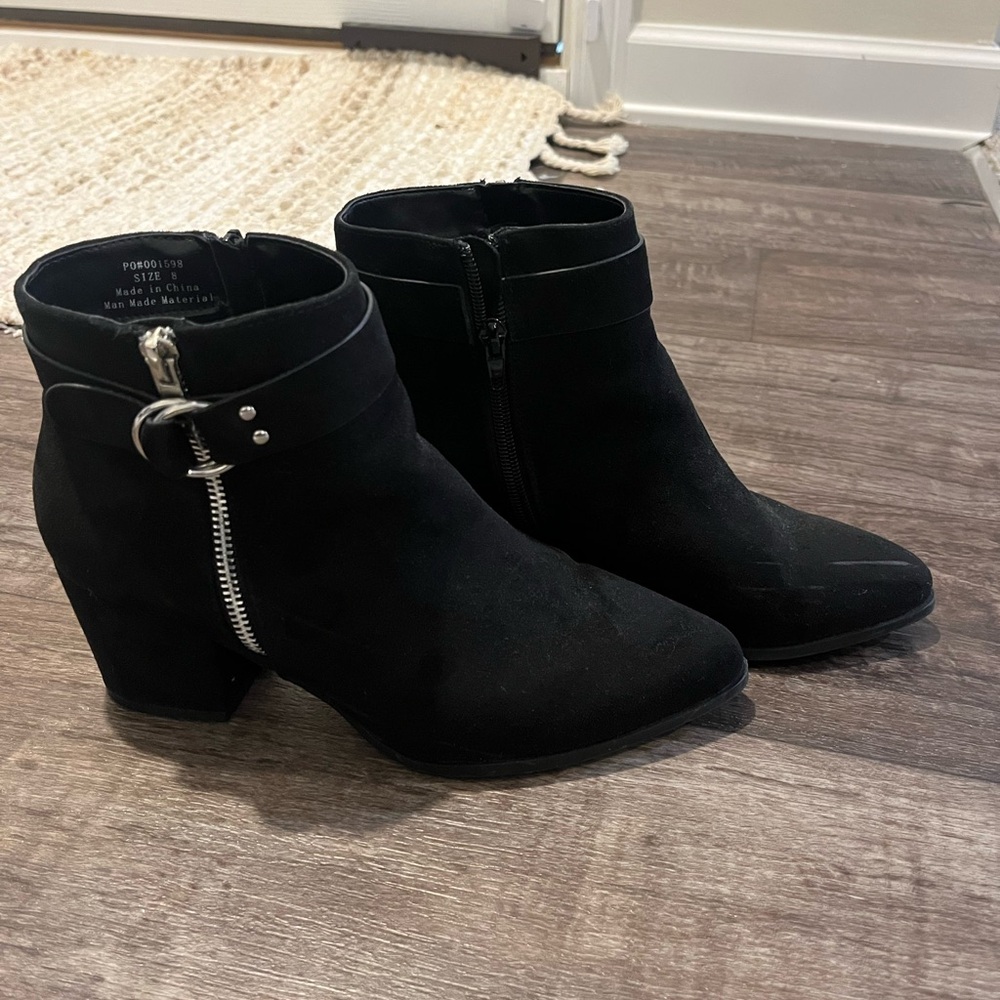 Women’s black with silver hardware zip up booties size 8. Slight scrap shown